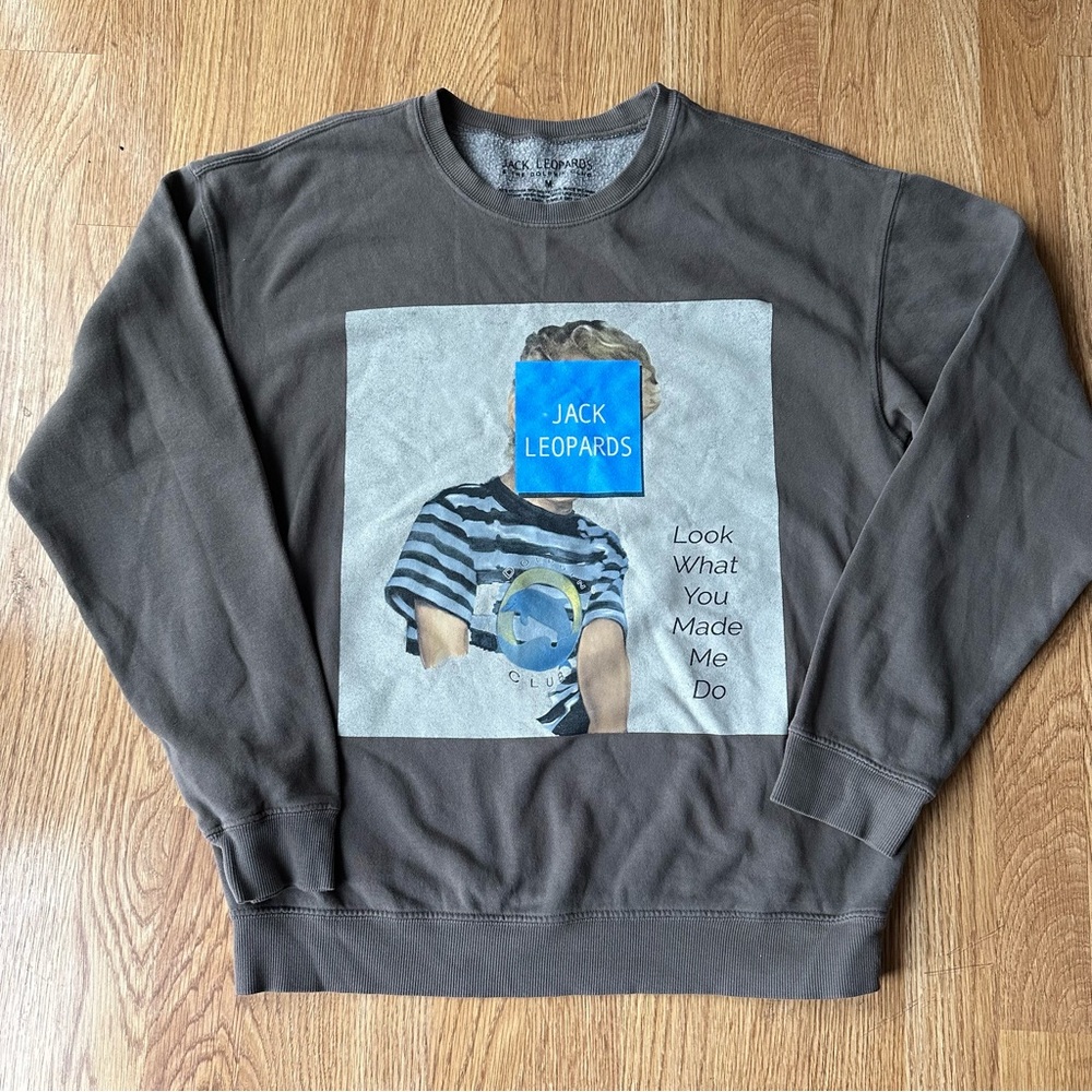 Taylor Swift Jack Leopards Sweat shirt
Look What You Made Me Do Now Sz M
Soldout